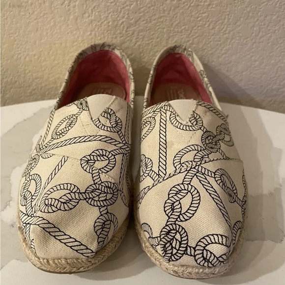 New Never Worn TOMS SHOES SIZE 9 Slip On Womens Flats Casual Beige Rope Design - Picture 1 of 7